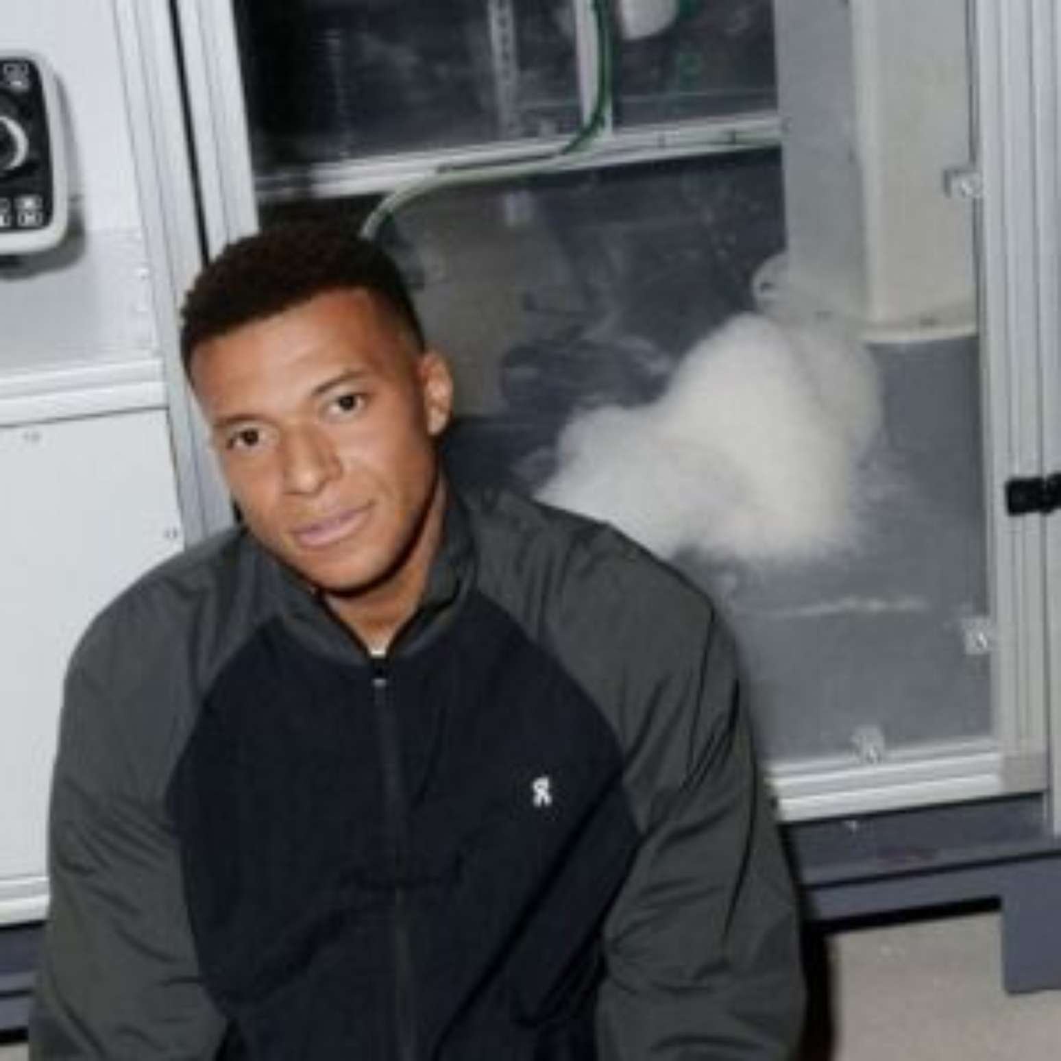 Mbappé pede desculpas após problemas na China.