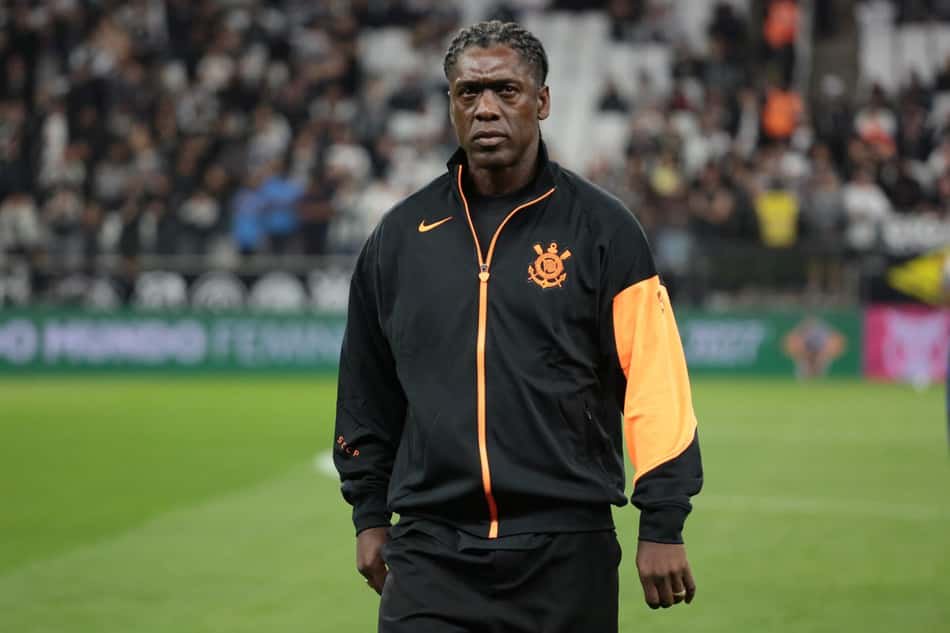 Clarence Seedorf acompanha Corinthians x Vitória das arquibancadas da Neo Química Arena