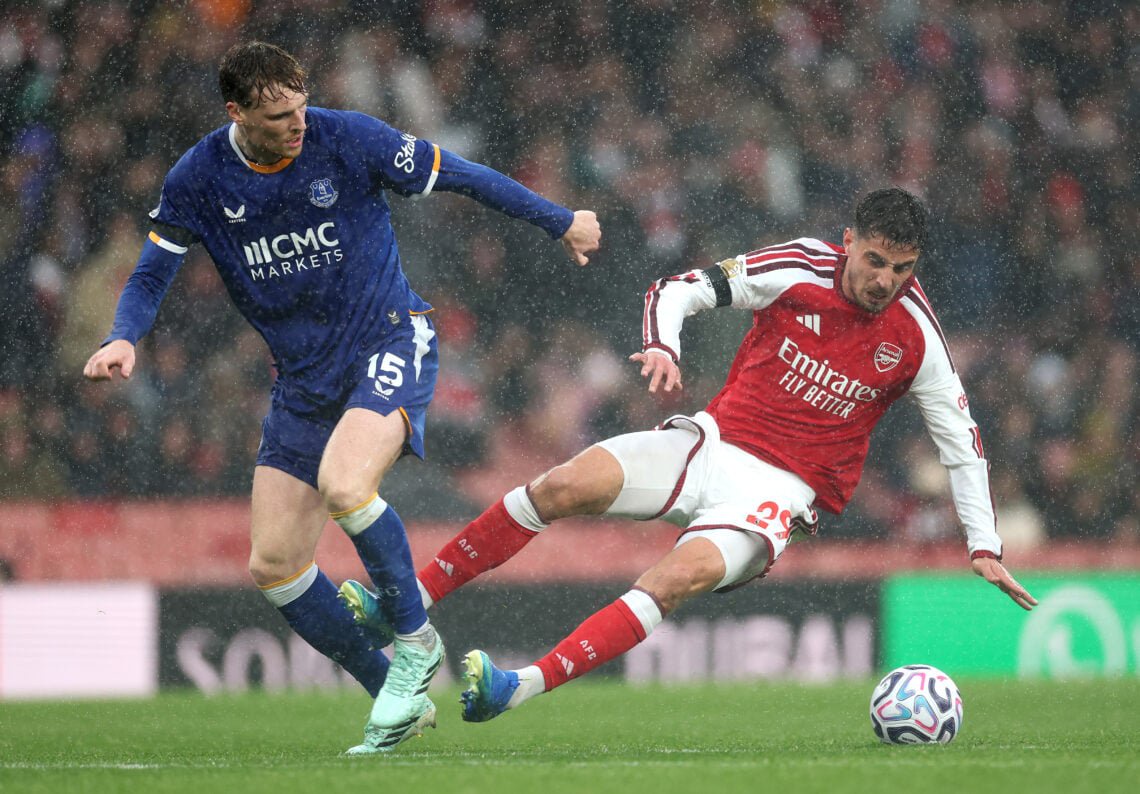 Jake O'Brien in action for Everton.