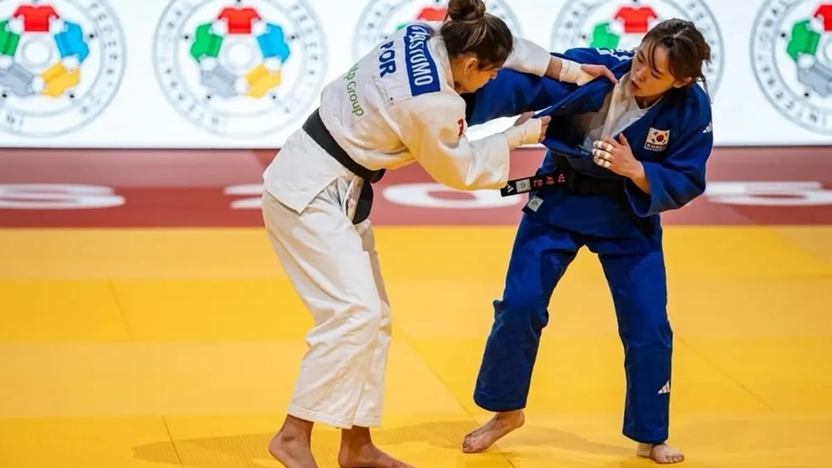 Joana Crisóstomo de branco