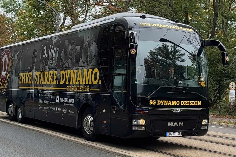 Die Dynamo-Profis fuhren kurz vor 12 Uhr am RHS ein.