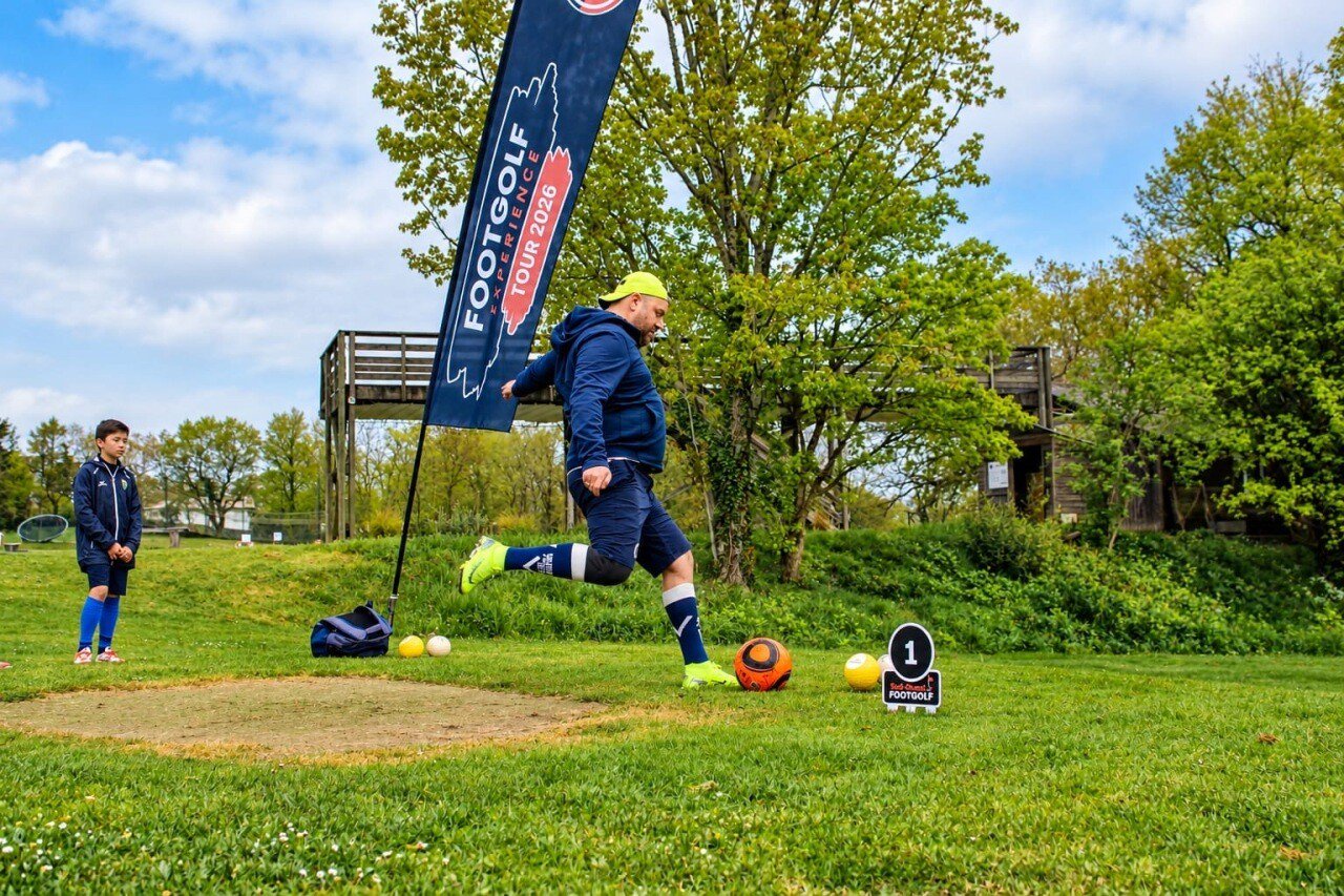 Responsable des ventes particuliers chez Isoweck à Marmande (Lot-et-Garonne), Jonathan Paubert est aussi un champion de footgolf.