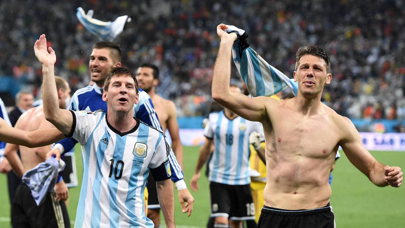 Martin Demichelis (r.) zusammen mit Lionel Messi nach dem Sieg im WM-Finale 2014