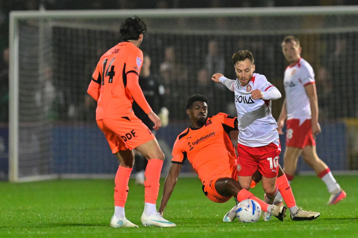Tyreeq Bakinson of Plymouth Argyle and Dan Kemp of Stevenage challenge for the ball during the Sky Bet League 1 match between Stevenage and Plymouth Argyle at SPORTA Arena, Stevenage on 20 October 2026 (Photo: Alan Stanford/PPAUK)