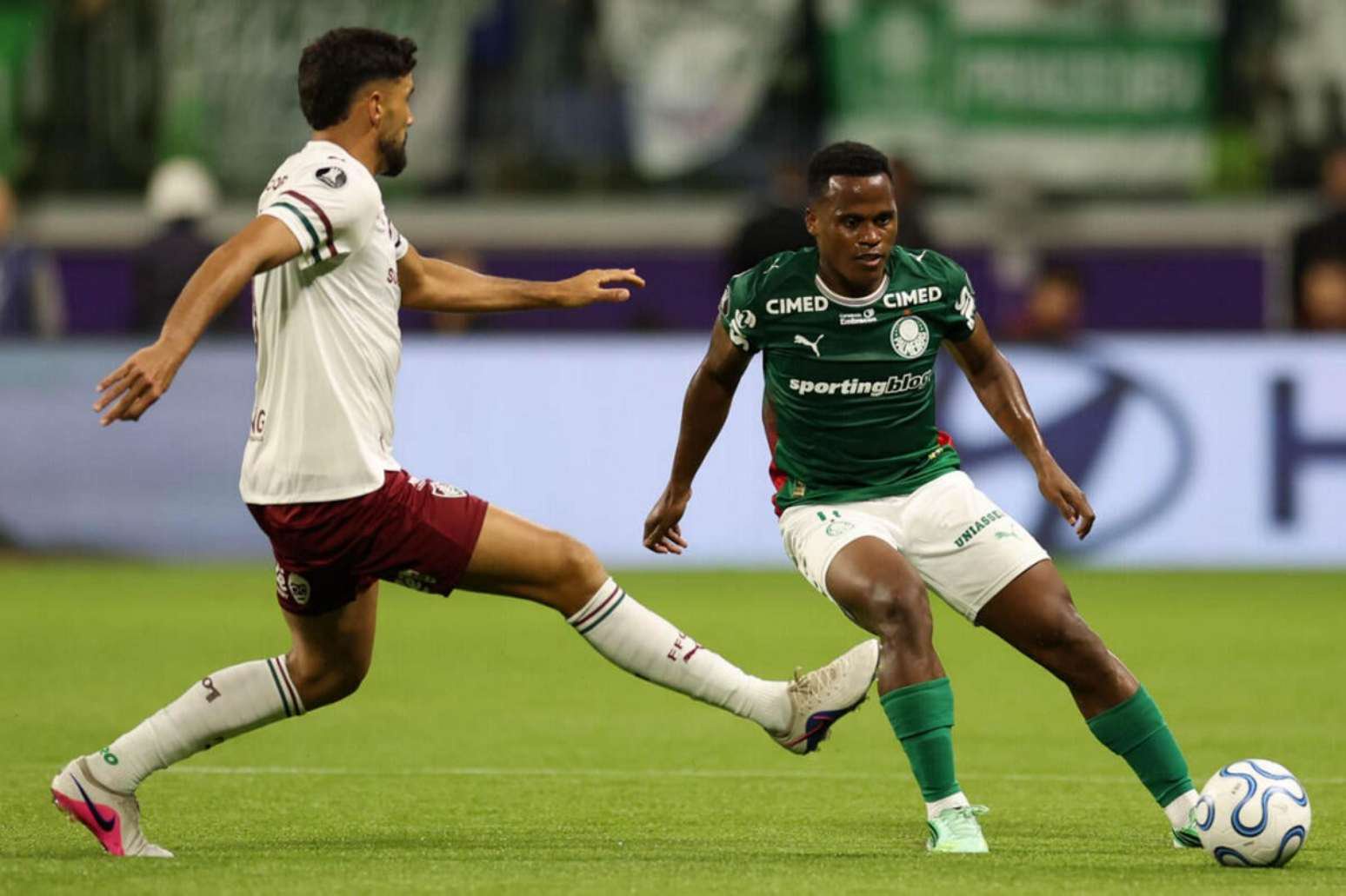 Arias em ação com a camisa do Palmeiras diante do Fluminense no Nubank Parque –