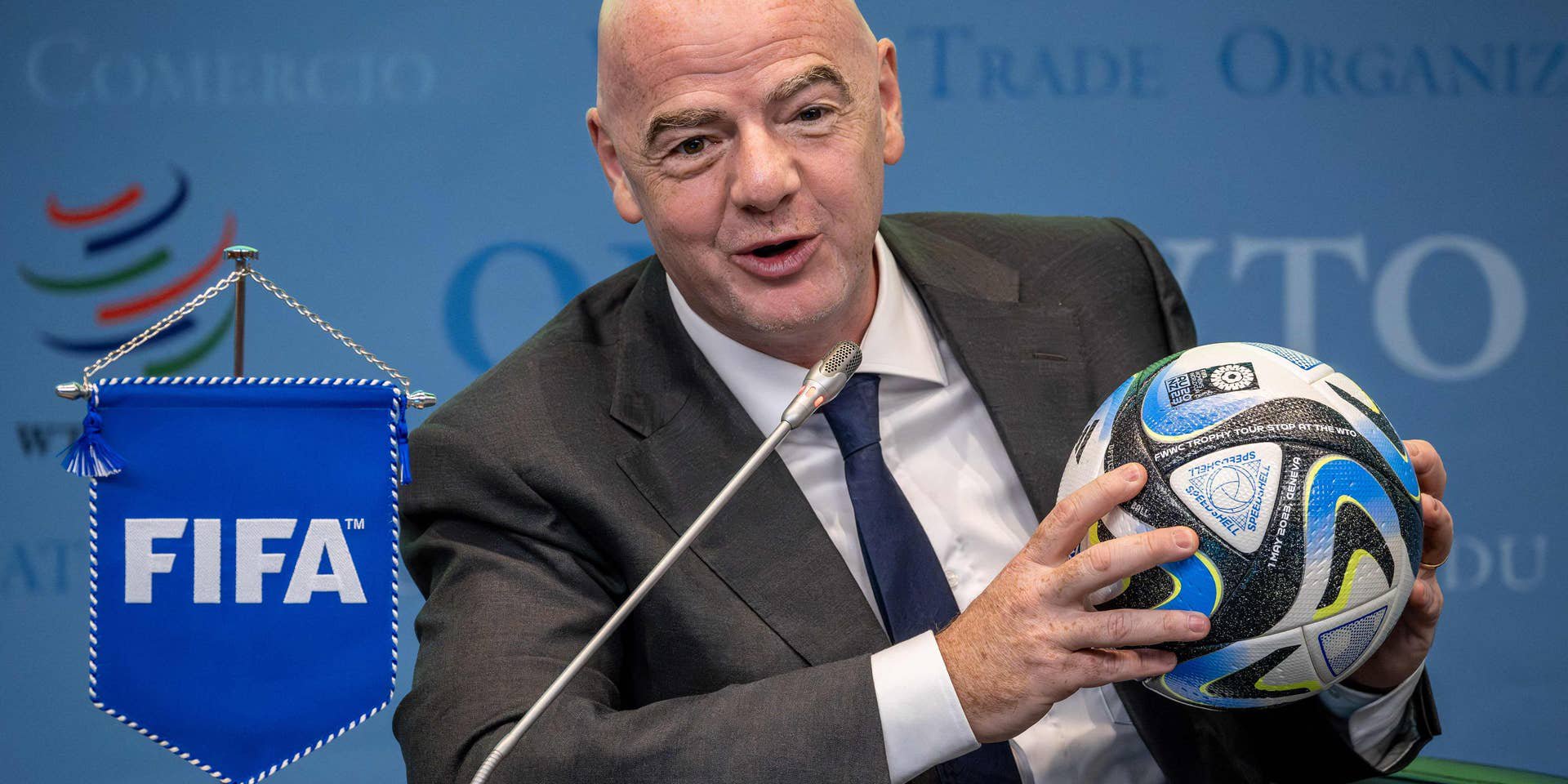 Gianni Infantino hält bei einer Konferenz einen offiziellen Ball der FIFA Frauen-Weltmeisterschaft 2023.