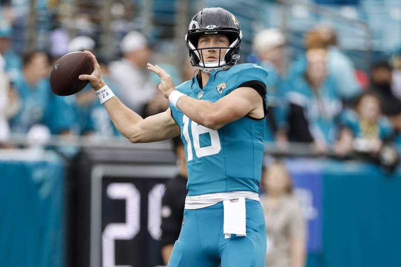 JACKSONVILLE, FL – JANUARY 11: Trevor Lawrence 16 of the Jacksonville Jaguars warms up before the AFC Wildcard Playoff game between the Jacksonville Jaguars and the Buffalo Bills on January 11, 2026 at EverBank Stadium in Jacksonville, Fl. Photo by David Rosenblum/Icon Sportswire NFL, American Football Herren, USA JAN 11 AFC Wildcard Bills at Jaguars EDITORIAL USE ONLY Icon260111542520