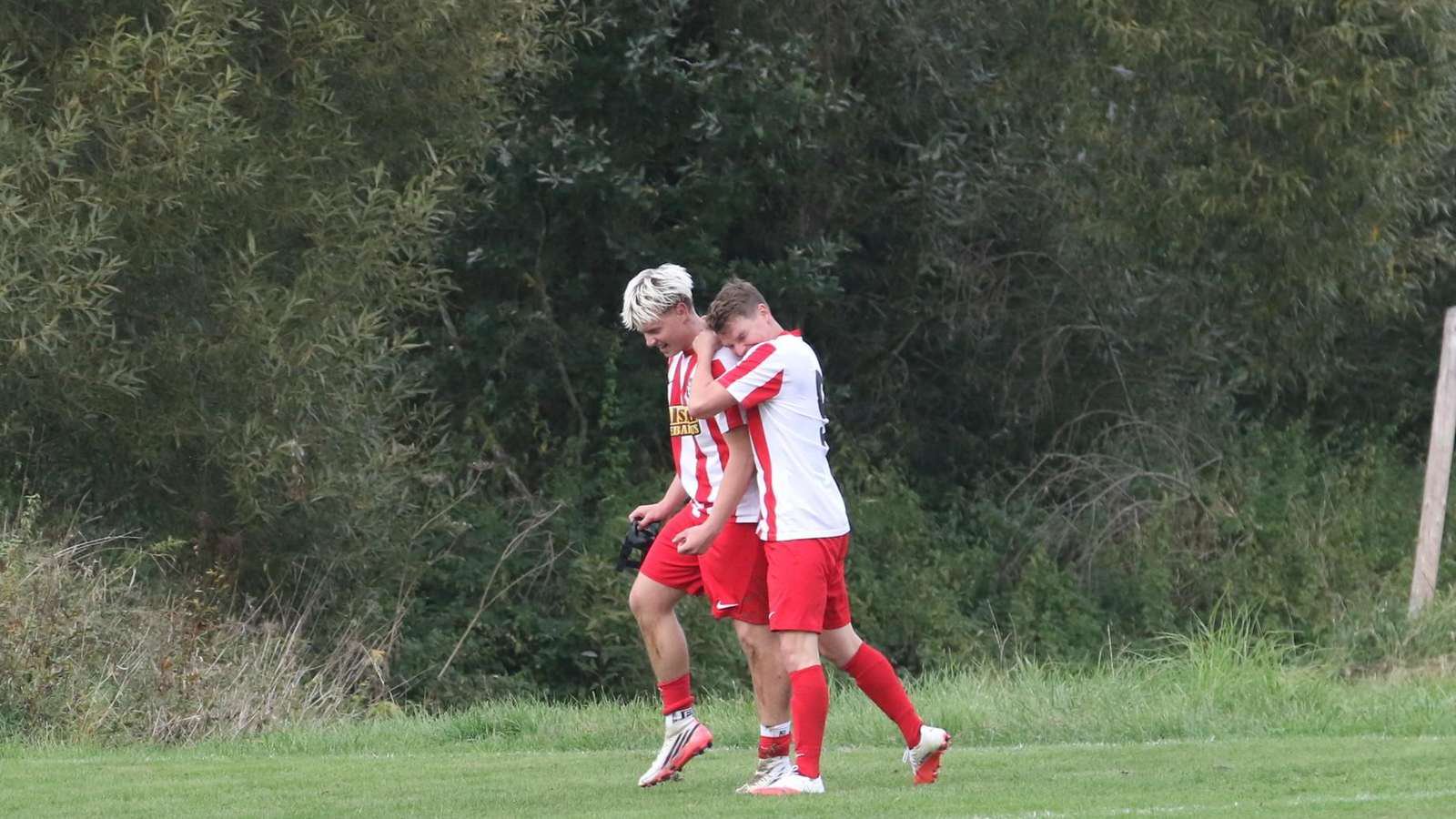 Zwei Torschützen unter sich: Benjamin Kordyjak (l.) hat gerade das 2:0 markiert, erster Gratulant ist Henrik Mohr, der später das vierte SGAES-Tor markiert.