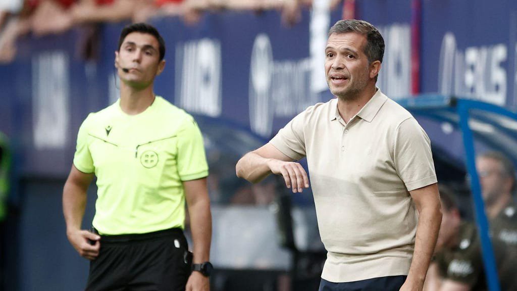 Luís Castro no Osasuna-Levante (Jesus Diges/EFE/EPA)