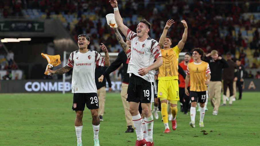 Estudiantes vive noite mágica e elimina Flamengo no Maracanã