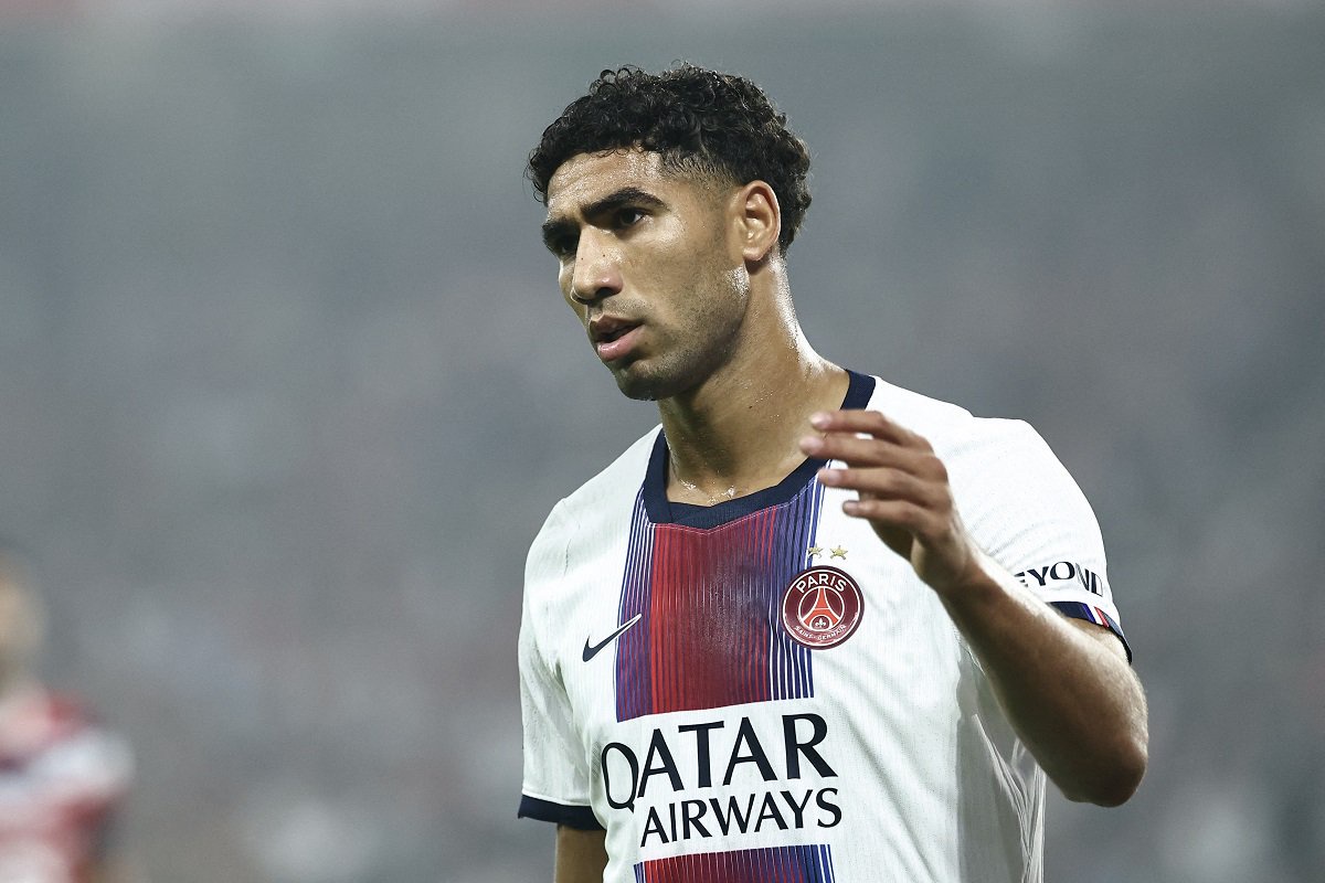 O defensor marroquino do PSG, Achraf Hakimi (nº 2), reage durante a partida do Campeonato Francês (Ligue 1) entre Lille LOSC e Paris Saint-Germain (PSG) no estádio Pierre-Mauroy, em Villeneuve-d'Ascq, no norte da França, em 28 de agosto de 2026. (Foto de Sameer AL-DOUMY / AFP)