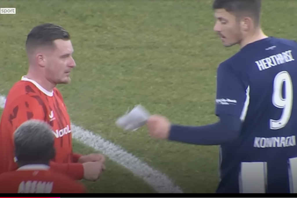 Hertha-Stürmer Dawid Kownacki nahm Kaiserslauterns Kapitän Marlon Ritter beim Pokalspiel den Taktikzettel ab.
