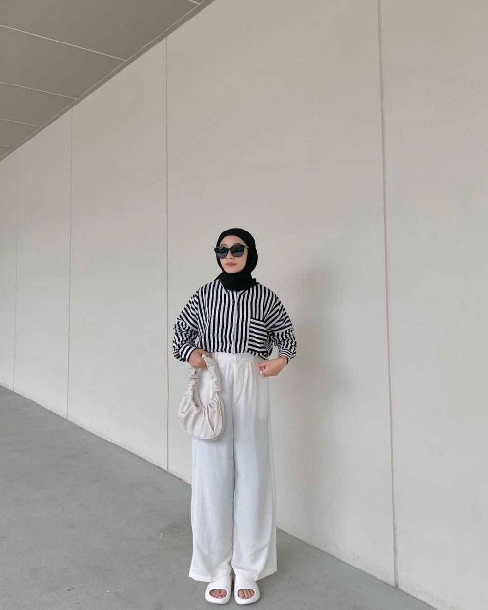 12 Inspirasi OOTD dengan Celana Putih, Solusi Tampil Eksis