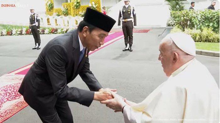 Momen Presiden Jokowi Bungkukan Badan dan Jabat Tangan Sambut Paus Fransiskus di Istana Merdeka