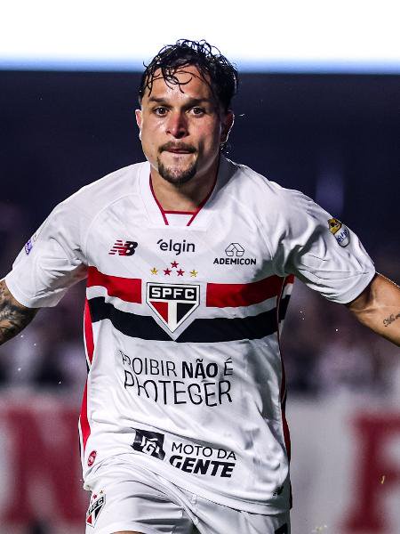 Artur, do São Paulo, comemora gol contra o Vasco, pelo Brasileirão