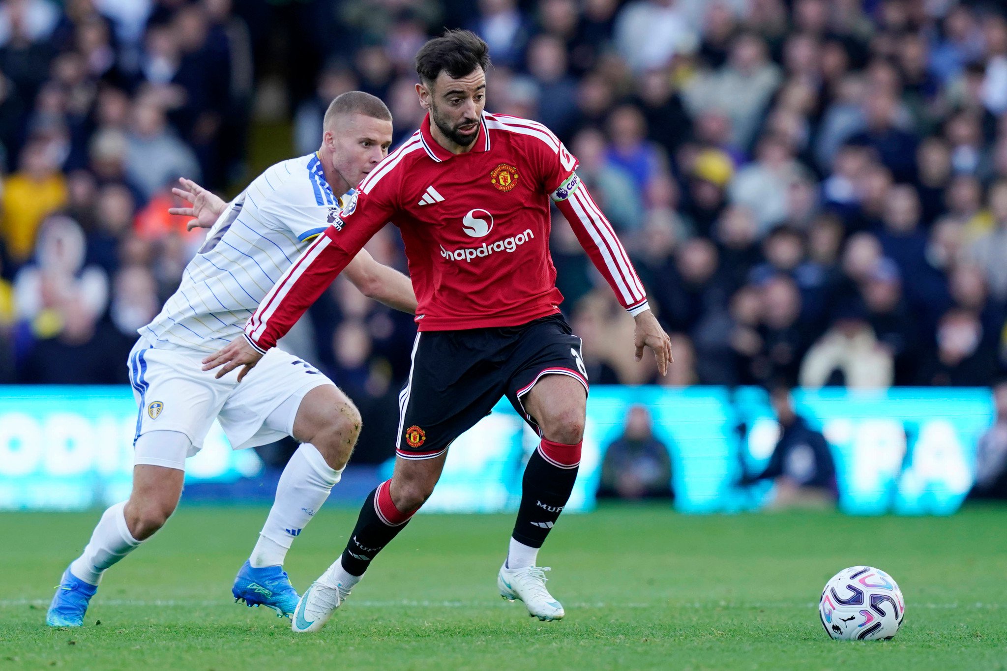Bruno Fernandes von Manchester United kämpft gegen Nico Elvedi von Leeds United um den Ball im Premier-League-Spiel in Elland Road.