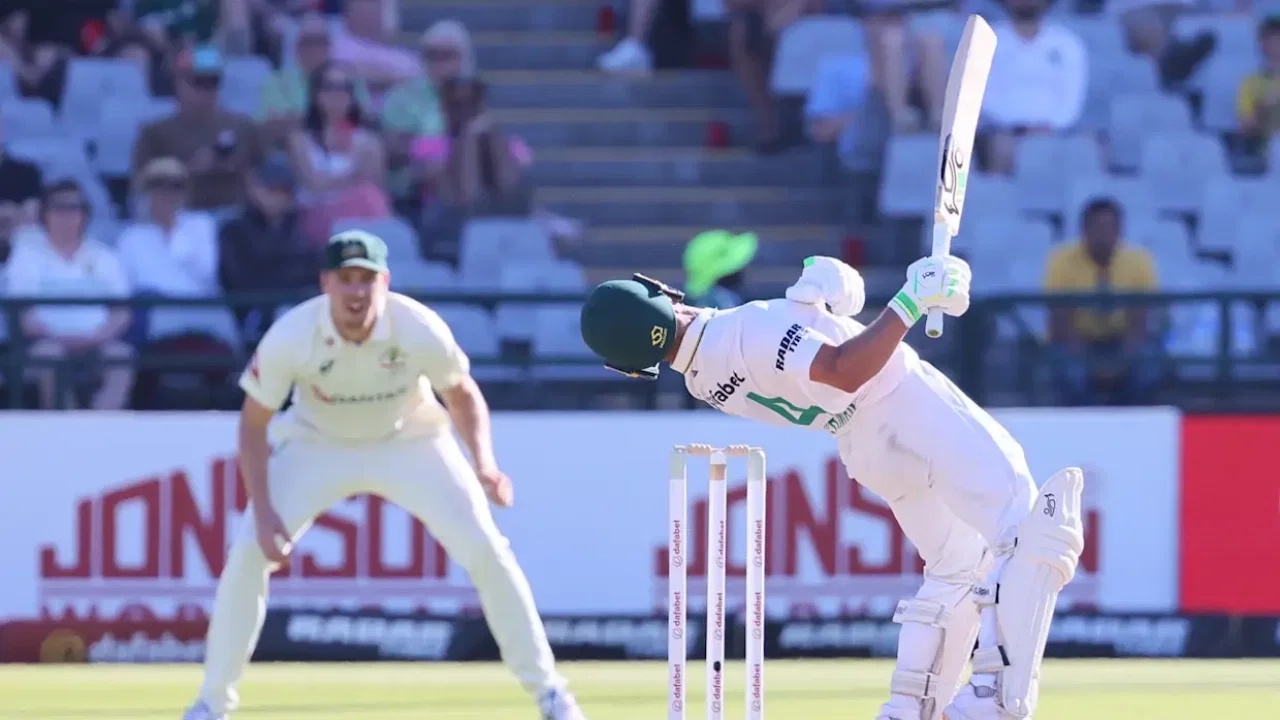 Mitchell Starc's brutal bouncer hits Marques Ackerman's helmet