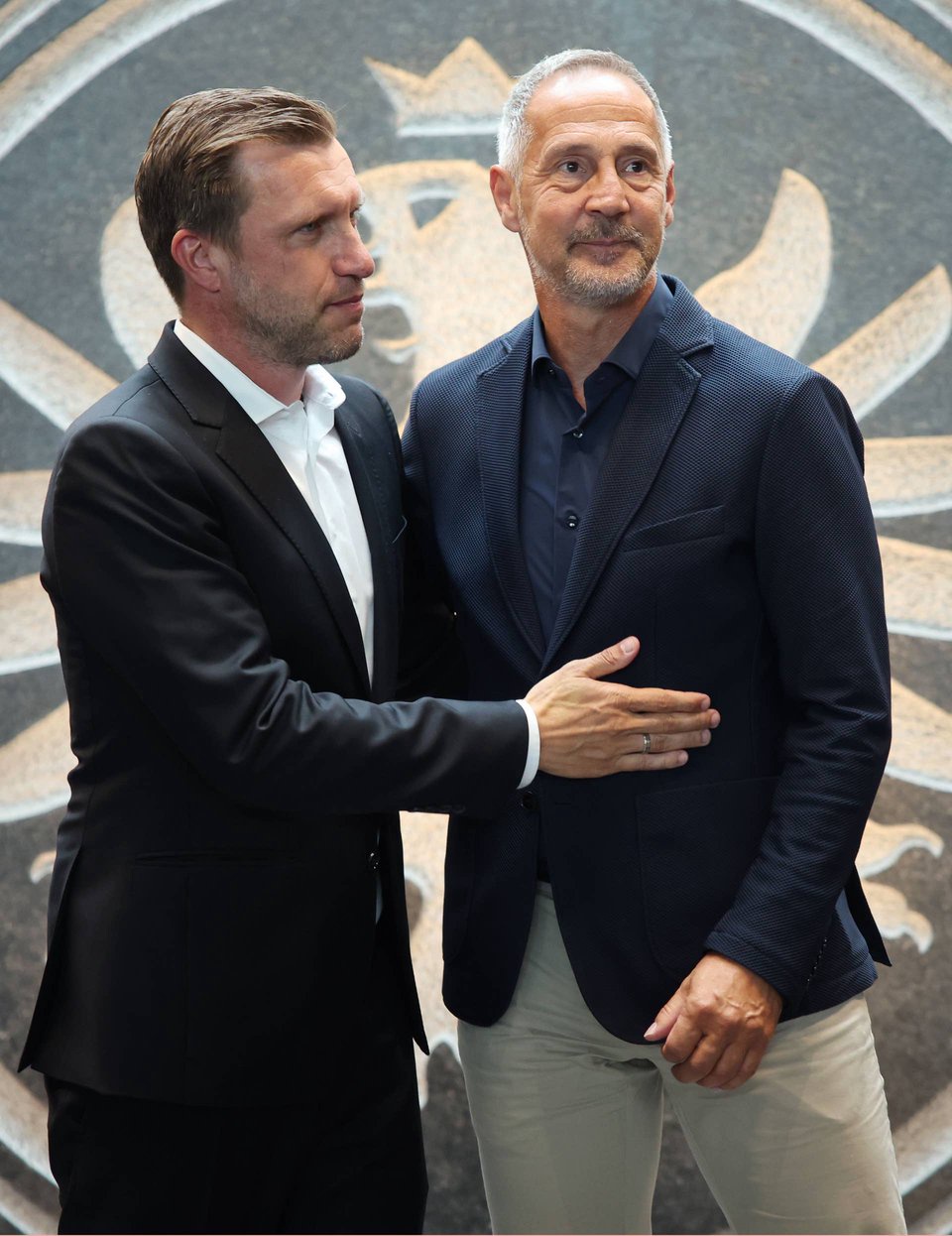 Adi Hütter musste sich von Markus Krösche verabschieden.