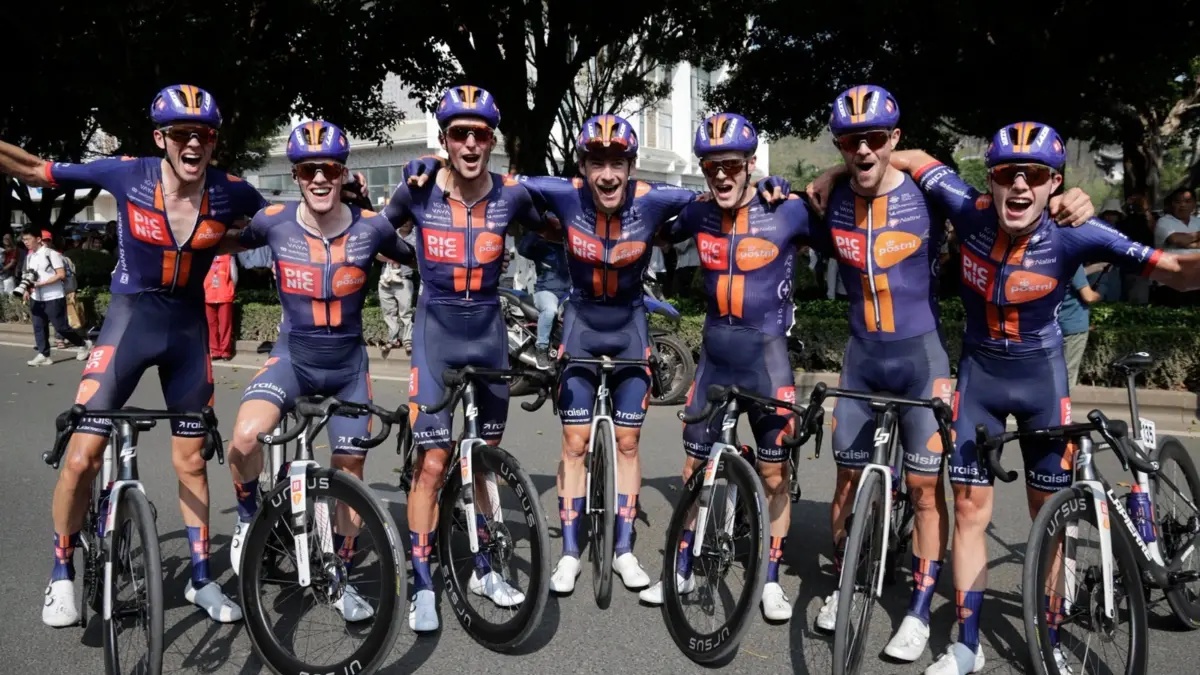 Ciclistas da Picnic PostNL celebram o êxito de Frits Biesterbos no Tour de Guangxi, o maior do ano para a equipa neerlandesa