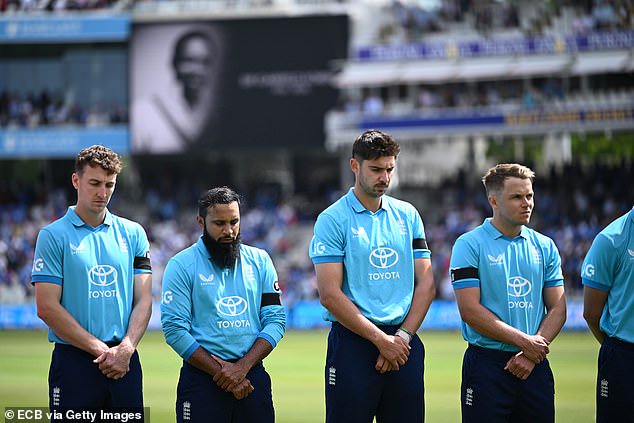 England players pay their respect to Sobers at Lord's on Sunday before their ODI against India