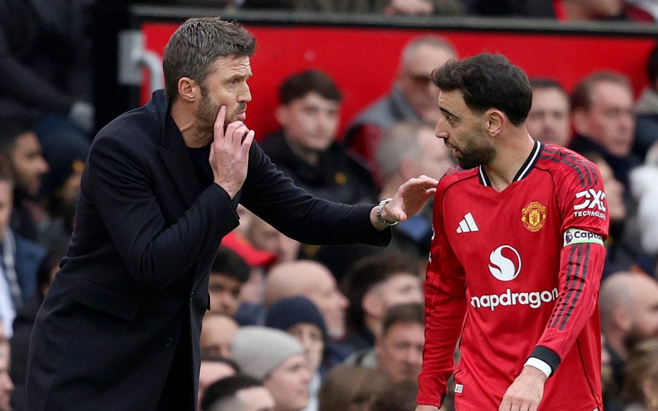 Michael Carrick chats with Bruno Fernandes