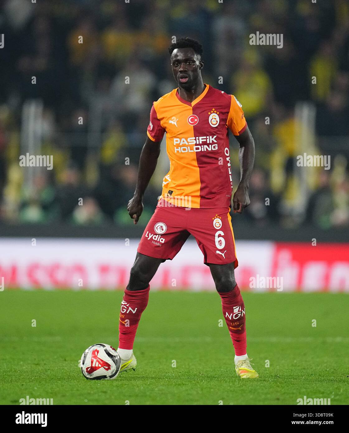 December davinson sanchez of galatasaray controls the ball during a turkish super lig game fenerbahce and galatasaray at chib