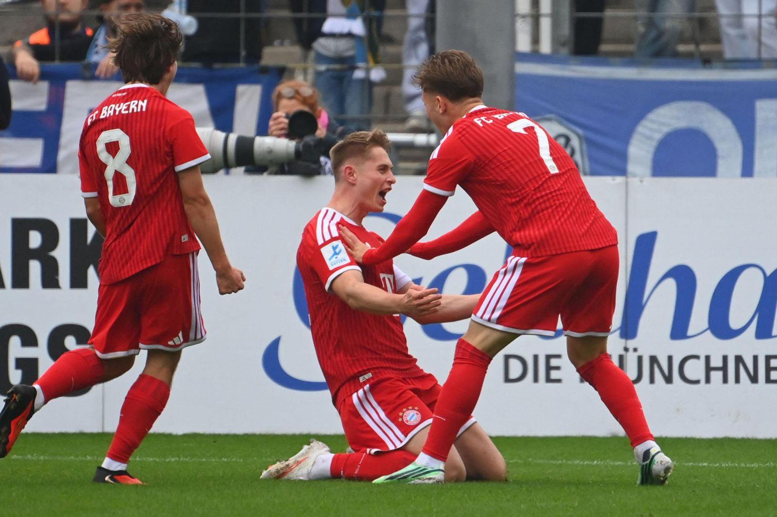 Jubel in Rot: Der FC Bayern II gewinnt das Stadtderby bei 1860 München.