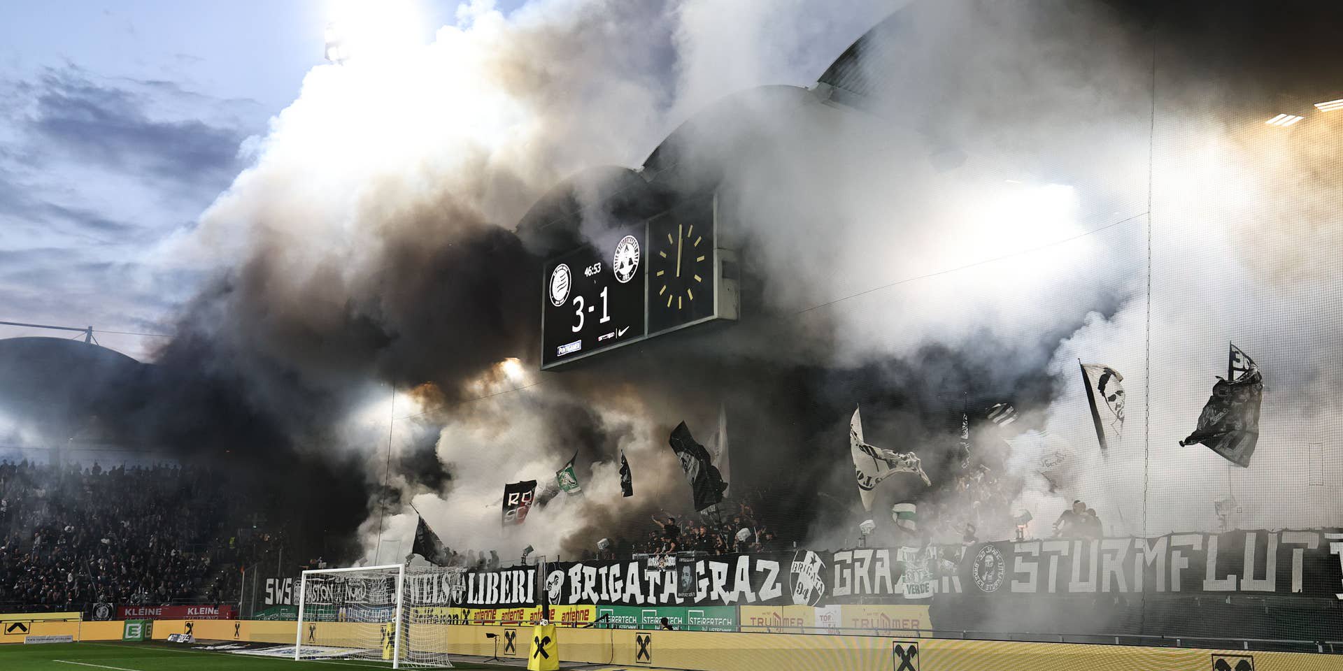 Dichte Rauchschwaden und Pyrotechnik auf der Sturm-Tribüne: Die Böller und Feuerwerkskörper sorgten im Grazer Derby für eine Spielunterbrechung.
