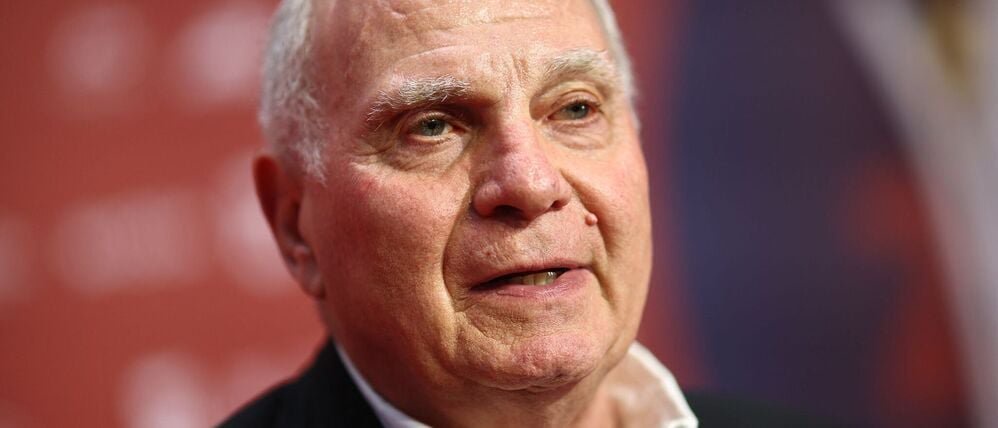 Uli Hoeneß macht sich Sorgen um Bayern-Trainer Vincent Kompany. (Archivbild)