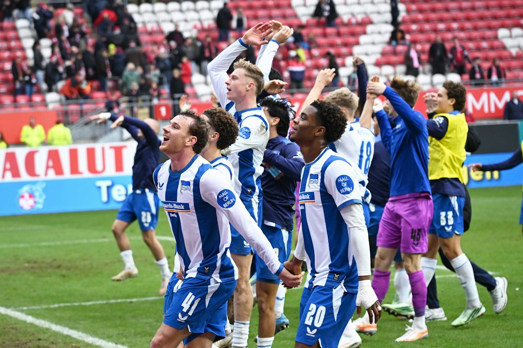 Herthas Spieler feierten mit den 5000 mitgereisten Fans den 3:0-Sieg beim 1. FC Kaiserslautern. Erfolg geht auch ohne viele Millionen Ausgaben.