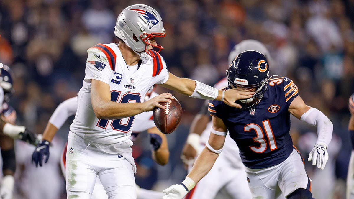 Drake Maye scrambles with the ball during an NFL game at Soldier Field.