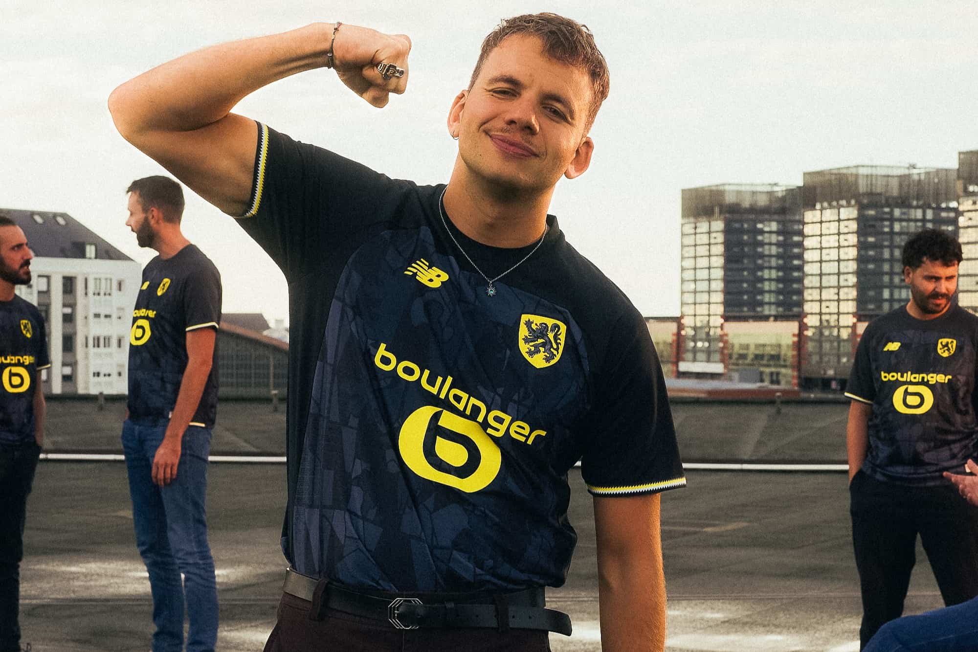 Le rappeur Ben PLG dévoile le quatrième maillot du LOSC.