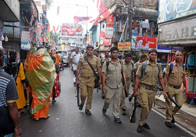 चुनावी ड्यूटी में गश्त करते पुलिस बल.