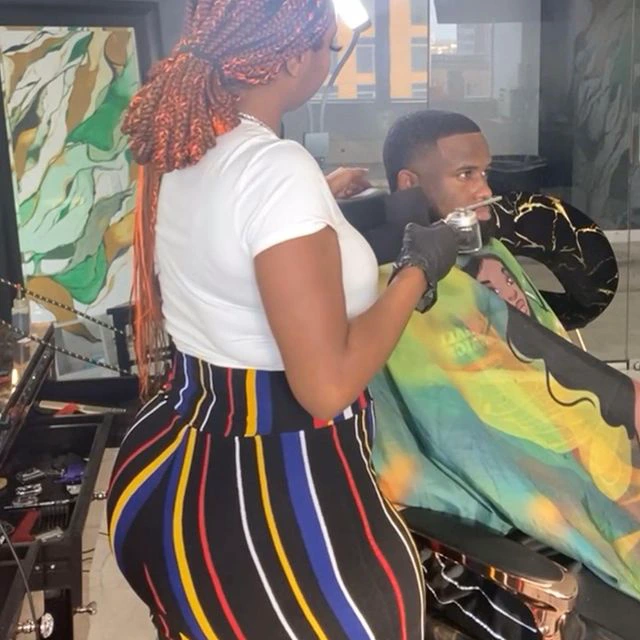 (Photos) Meet The Heavy Endowed Female Barber Who Gives Men Beautiful Hair Cύts