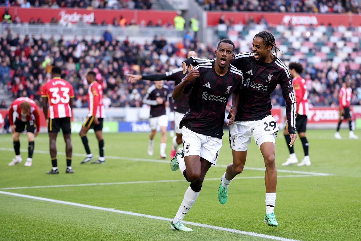 BRENTFORD, ENGLAND - OCTOBER 17: Alexander Isak of Liverpool celebrates scoring his team’s second goal with teammate Bradley Barcola during the Premier League 2026/27 match between Brentford and Liverpool FC at Gtech Community Stadium on October 17, 2026 in Brentford, England. (Photo by Justin Setterfield/Getty Images)