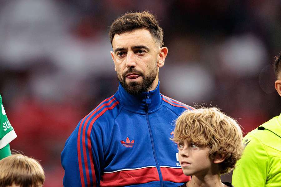 Fernandes tries to win over fans by signing autographs ahead of Chelsea return