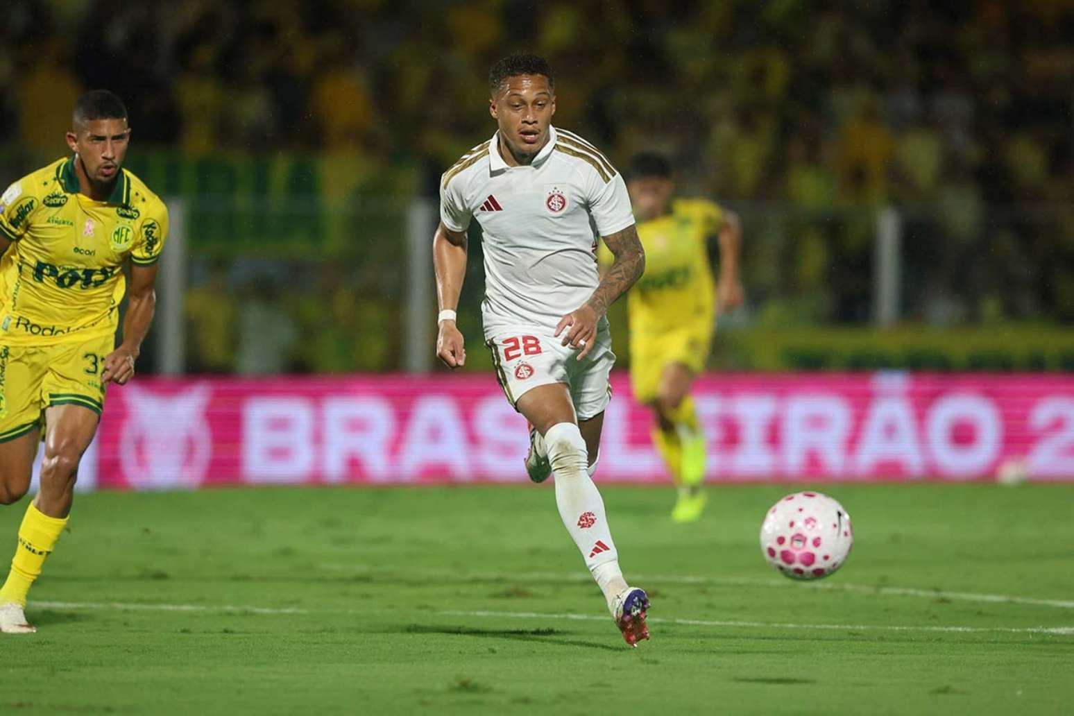 Vitinho também levou o terceiro cartão amarelo –