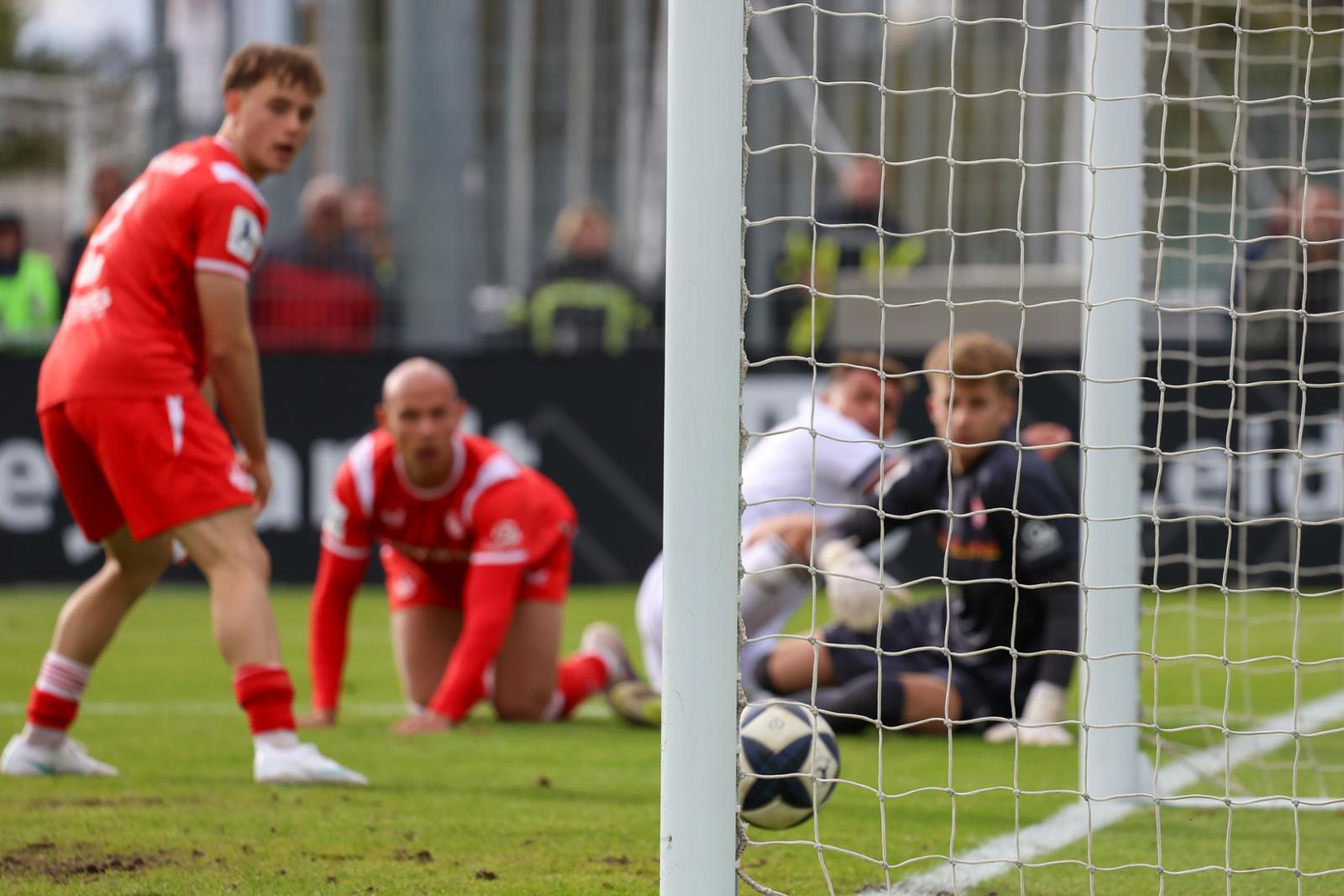 19.09.2026, xusrbx, Fussball Regionalliga Suedwest, Eintracht Frankfurt II - 1. FC Kaiserslautern II, v.l. die Spieler von 1. FC Kaiserslautern II), schauen wie der Ball ins eigene Tor rolt,  Torschuetze Lukas Sonnenwald (Eintracht Frankfurt II, #9),