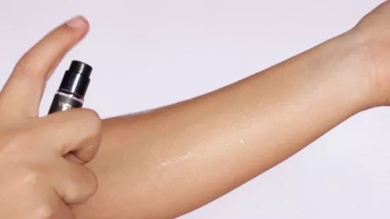 3 Ways to Apply Body Spray - wikiHow