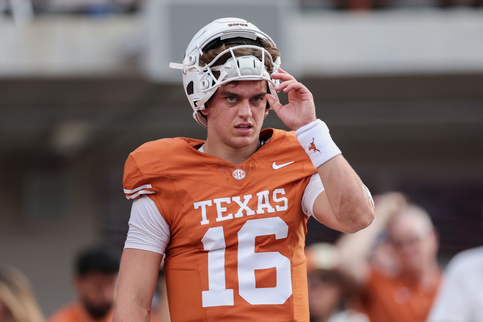 Arch Manning #16 of the Texas Longhorns.