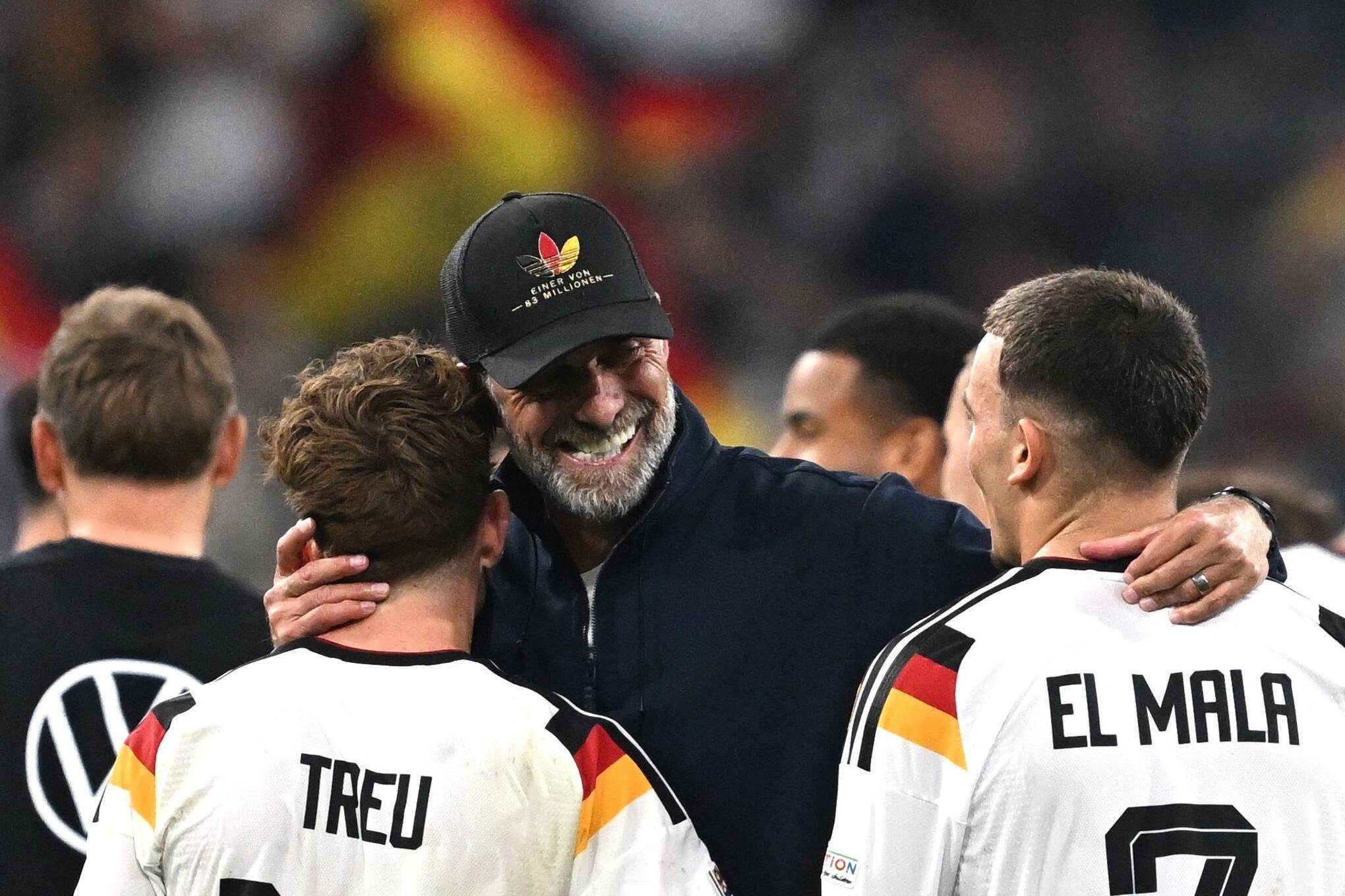 Bundestrainer Jürgen Klopp herzt Philipp Treu und Said El Mala. (Archivbild)