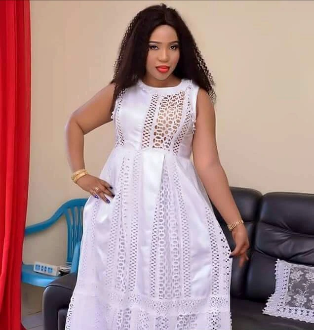 Here are some pictures of white fabric clothes designs for ladies (photos)