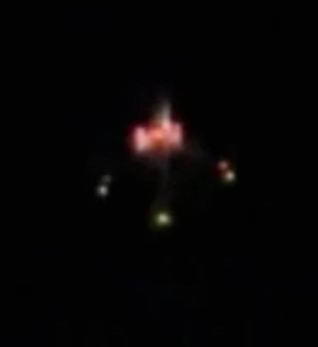 ظهرت طائرات بدون طيار عديدة بحجم سيارة لأول مرة فوق نيوجيرسي في منتصف نوفمبر، وأفاد شهود عيان في جميع أنحاء شمال شرق البلاد منذ ذلك الحين برؤيتها. كما شوهدت طائرات بدون طيار مماثلة على طول الحدود الجنوبية للولايات المتحدة، حيث يشتبه مسؤولون حكوميون في تورط عصابات مكسيكية.