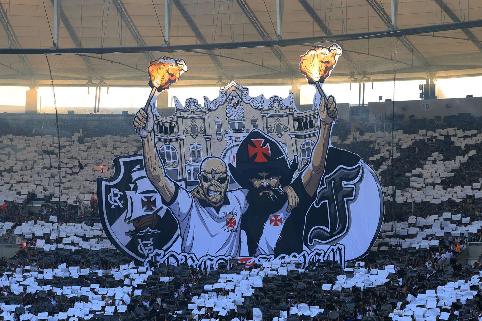 Torcedores da Força Jovem do Vasco erguem mosaico e levantam banner customizado com Eddie, mascote do clube e do Iron Maiden, e o Almirante, símbolo do Cruzmaltino, no Maracanã, na segunda partida da final da Copa do Brasil de 2025 - 