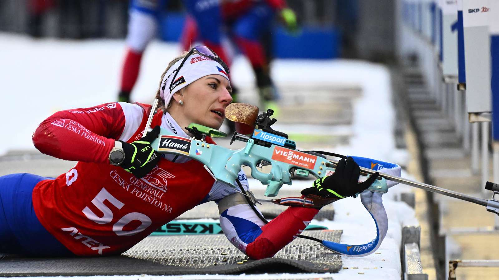 Biathlon: Die Tschechin Lucie Charvatova wurde beim Loop One Festival disqualifiziert – sie verstieß gegen eine neue Regel am Schießstand.