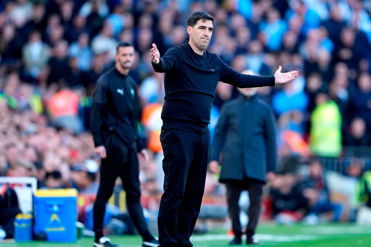 Liverpool manager Andoni Iraola (centre) on the touchline during the Premier League match at Anfield, Liverpool.