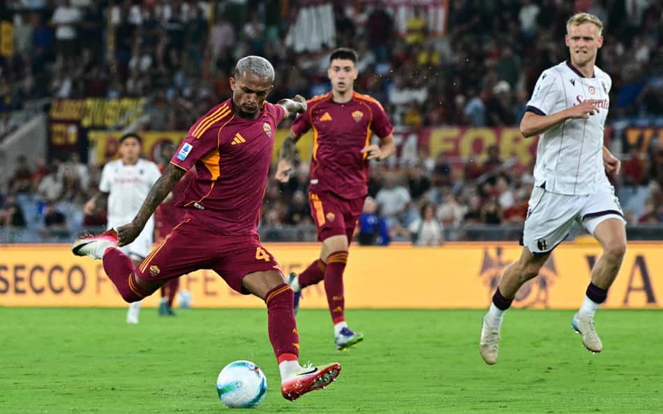 Wesley em ação pela Roma contra o Bologna, pelo Campeonato Italiano