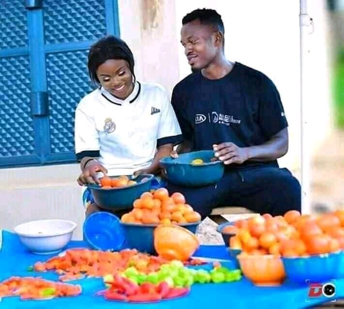 Pre-wedding Photos Of Tomatoes Seller And Wheelbarrow Man breaks The Internet