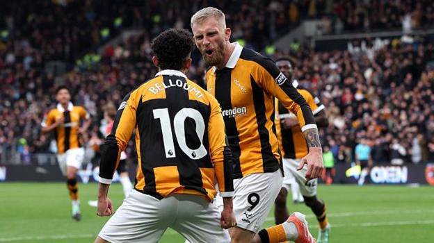 Oli McBurnie celebrates scoring for Hull