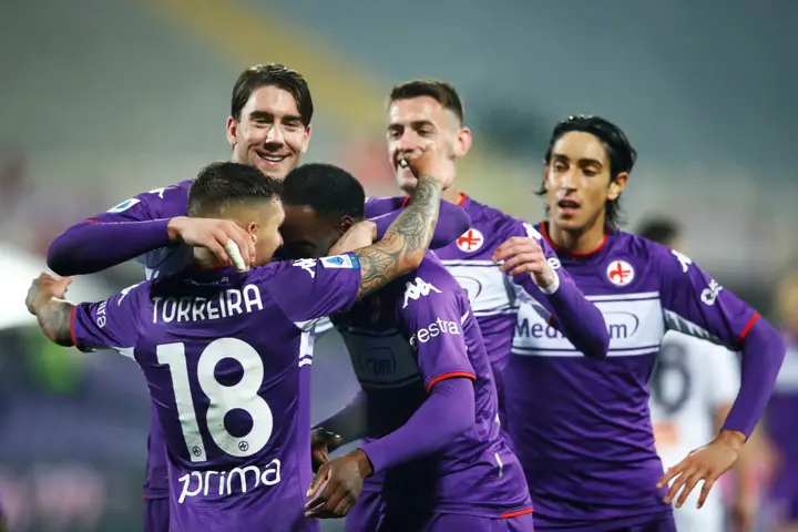 FLORENCE, ITALY - JANUARY 17: Lucas Torreira of ACF Fiorentina, Jonathan Ikone of ACF Fiorentina and Dusan Vlahovic of ACF Fiorentina celebrate after scoring during the Serie A match between ACF Fiorentina and Genoa CFC at Stadio Artemio Franchi on January 17, 2022 in Florence, Italy. (Photo by Matteo Ciambelli/DeFodi Images via Getty Images)
